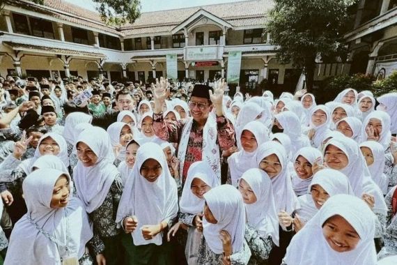Kunjungi Ponpes Tempat Gus Dur Menyantri, Mahfud Beber Peran Pesantren bagi Demokrasi - JPNN.COM
