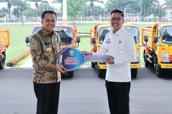 Pemkot Palembang Terima 15 Unit Mobil Kebersihan dari Pemprov Sumsel - JPNN.COM