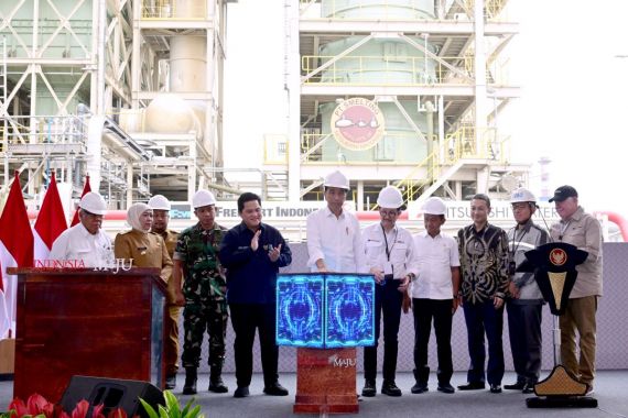 Resmikan Smelter Freeport di Gresik, Jokowi: Produksi Naik jadi 1,3 Juta Ton - JPNN.COM