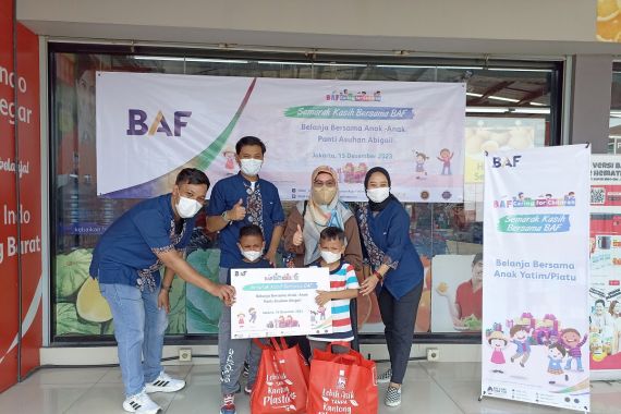 BAF Ajak 300 Anak Yatim Piatu di 9 Kota Berbelanja Bersama - JPNN.COM