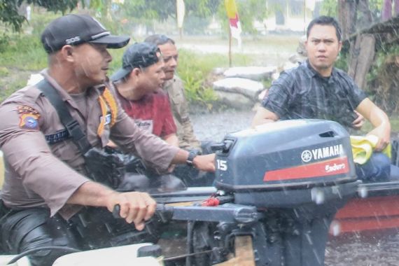Hujan & Petir Tak Patahkan Semangat Polri Sampaikan Pesan Pemilu Damai ke Wilayah Terluar Dumai - JPNN.COM