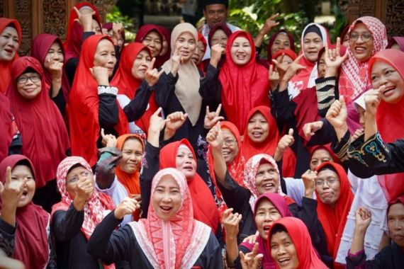 Datangi Sahabat Lama, Atikoh Ganjar Dapat Dukungan dari Ponpes Roudlotus Saidiyyah - JPNN.COM