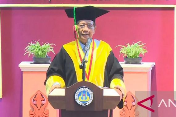 Prof. Mahfud Berorasi di Wisuda UNP, Ada 2 Pesan Penting bagi Wisudawan & Wisudawati - JPNN.COM