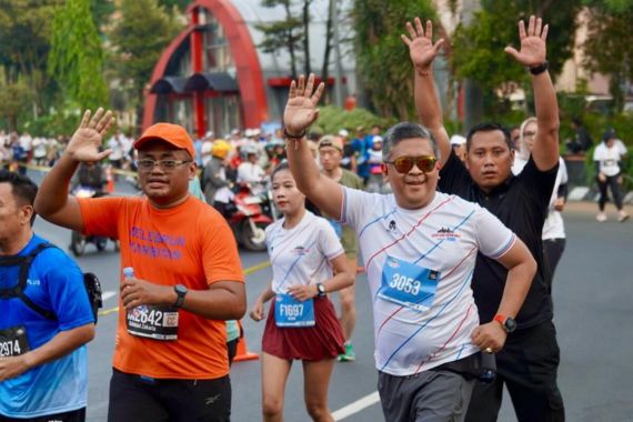 Hasto dan Siti Atikoh Ikuti Maraton Semarang 10K - JPNN.COM
