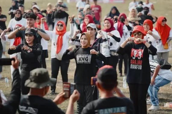 Siti Atikoh Ganjar Senam Sehat Bareng Ribuan Relawan Laju Indonesia di Karawang - JPNN.COM