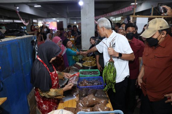Ganjar Melepas Rindu Sama Pedagang di Pasar Induk Wonosobo, Lihat Tuh di Tangan Kirinya - JPNN.COM
