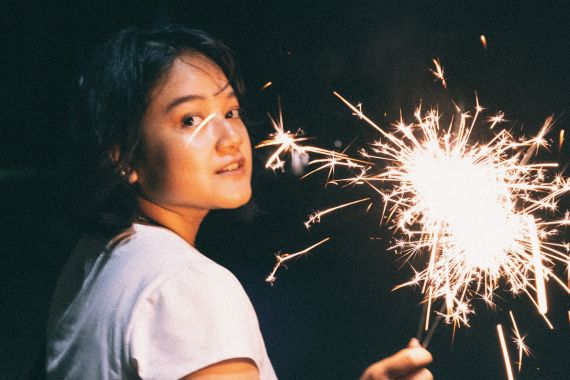 Menjelang Tahun Baru, Rasyiqa Rilis Lagu 'Waiting on Fireworks' - JPNN.COM