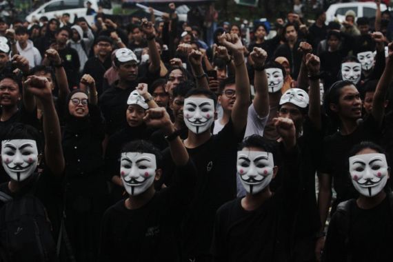Kompak Kenakan Topeng Guy Fawkes, Ribuan Mahasiswa Serukan Lawan Politik Dinasti - JPNN.COM