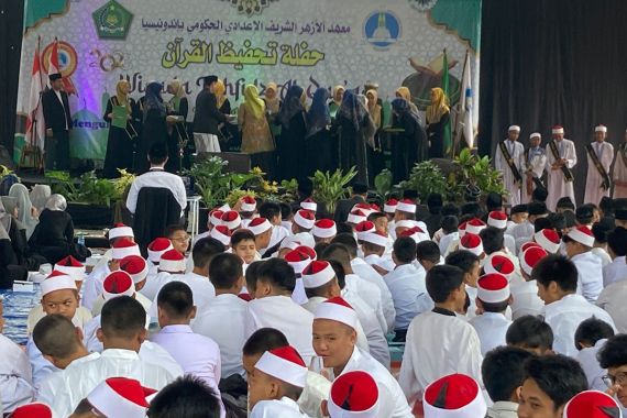 554 Murid MTsN 41 Al-Azhar Jakarta Diwisuda Menjadi Tahfiz - JPNN.COM