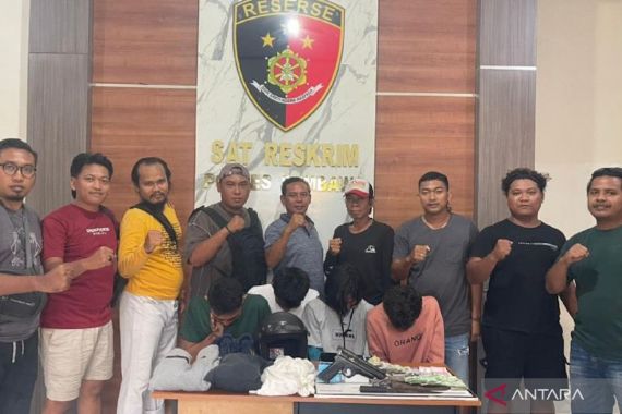 Polisi Sita Airsoft Gun Saat Tangkap 2 Mahasiswa yang Terlibat Perampokan di Sumbawa - JPNN.COM