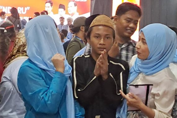 Fajar Sadboy Semringah Diajak Berfoto Bareng Sukarelawan Ndaru - JPNN.COM