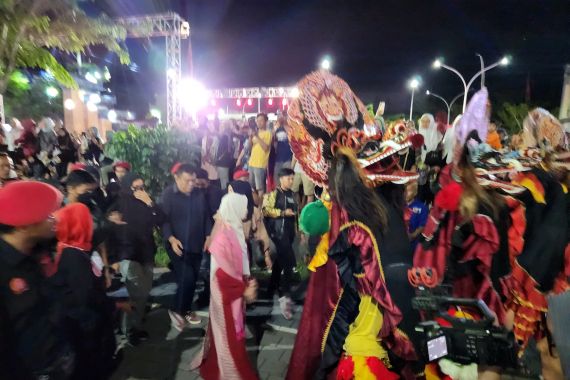 Datangi Pasar Pon Trenggalek, Siti Atikoh Disambut Pentas Barongan - JPNN.COM