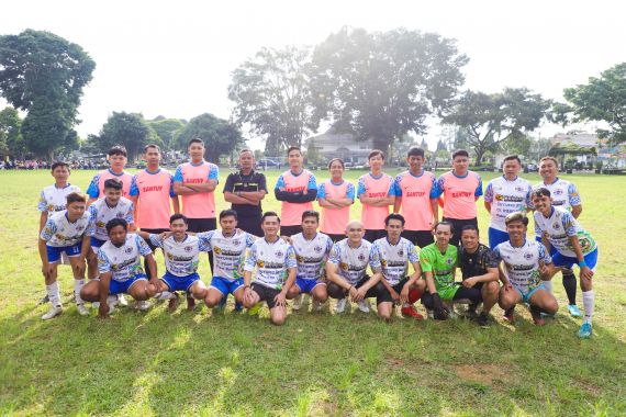 Main Bola Bareng Pemuda Wonosobo, Kaesang Berkaus Santuy - JPNN.COM