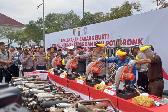 Demi Kenyamanan Masyarakat, Polda Riau Musnahkan Ribuan Knalpot Brong dan Miras - JPNN.COM