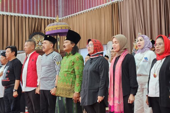 Safari Siti Atikoh, Pengasuh Ponpes Al Badru Alaina Ajak Jemaah Pilih Ganjar - JPNN.COM