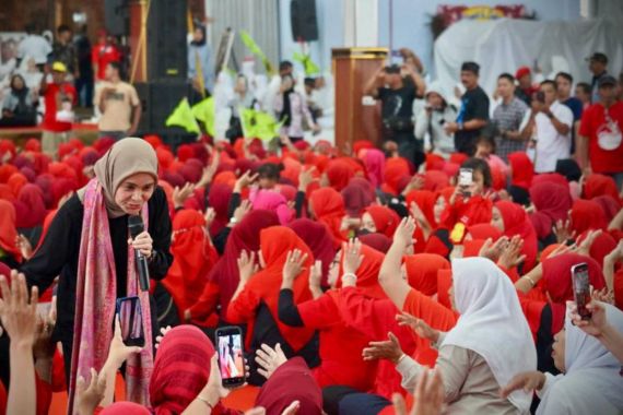 Siti Atikoh Berselawat Bareng Buruh Perempuan Tulungagung, Ada yang Mencium Pipinya - JPNN.COM