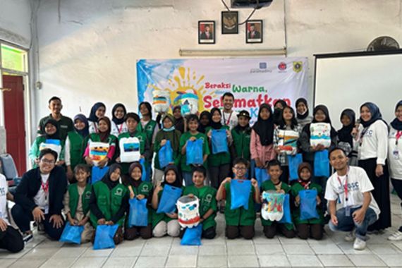 Mahasiswa Paramadina Ajak Murid SDN Gunung Putri 05 Jaga Lingkungan dengan Kreasi - JPNN.COM