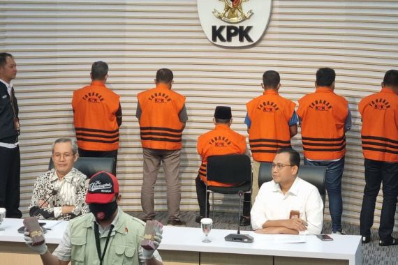 Ditetapkan Tersangka, Gubernur Malut Abdul Gani Dijebloskan ke Tahanan KPK - JPNN.COM