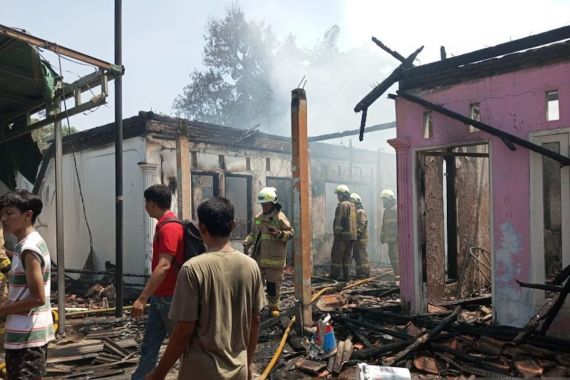 Kebakaran Melanda 8 Rumah Kontrakan di Pondok Kelapa, Ini Dugaan Penyebabnya - JPNN.COM