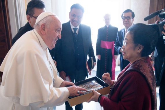 Megawati Berikan Kain Batik untuk Paus Fransiskus, Ini Maknanya - JPNN.COM