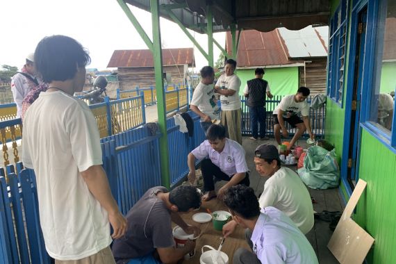 Santri Dukung Ganjar Kalsel Bantu Renovasi Hingga Bersihkan Musala di Banjarmasin - JPNN.COM