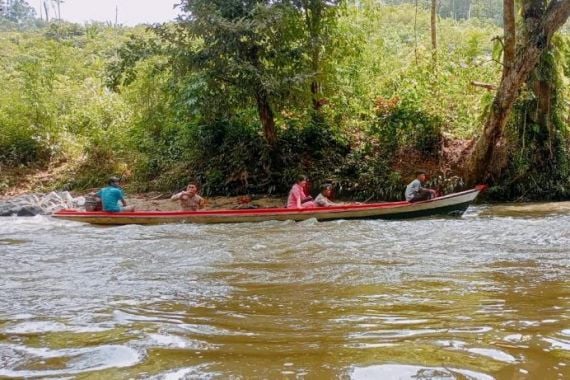 Derasnya Sungai Gangsal Jadi Saksi Polisi Bertaruh Nyawa Demi Pemilu Damai - JPNN.COM