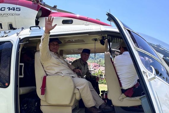 Menhan Prabowo dan Iwan Bule Naik Helikopter Seusai Meresmikan Sumur Bor - JPNN.COM