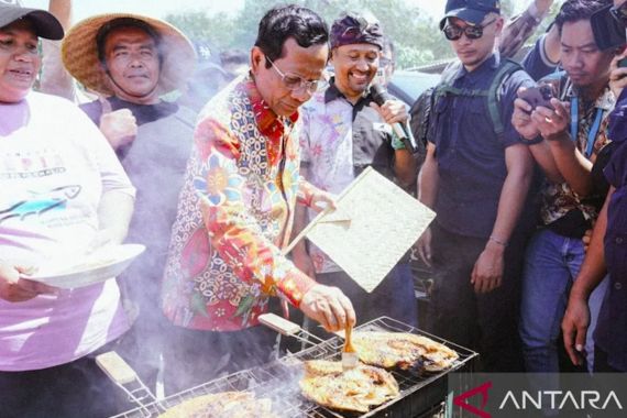 Mahfud Kunjungi Kampung Kurang Diperhatikan, Bakar Ikan Bersama Nelayan - JPNN.COM