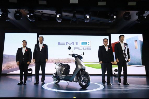 Honda Umumkan Harga Motor Listrik EM1 e: & EM1 e: Plus, Sebegini - JPNN.COM