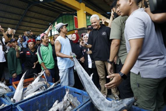 Dipalak Bajak Laut, Nelayan Indramayu Curhat kepada Ganjar Pranowo - JPNN.COM