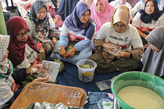 Mak Ganjar Ajarkan Ibu-Ibu di Ciawi Cara Membuat Kuliner dari Daun Binahong - JPNN.COM