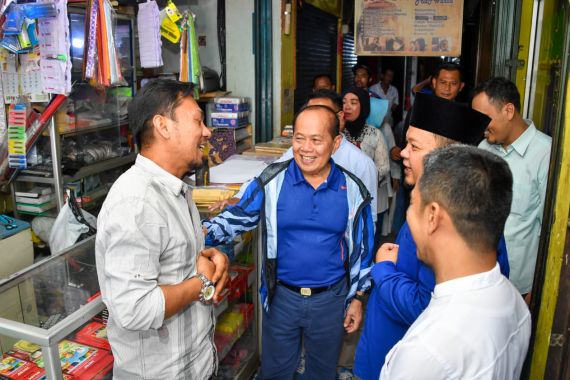 Blusukan ke Pasar Muka Cianjur, Syarief Hasan Dengarkan Banyak Keluhan Pedagang - JPNN.COM
