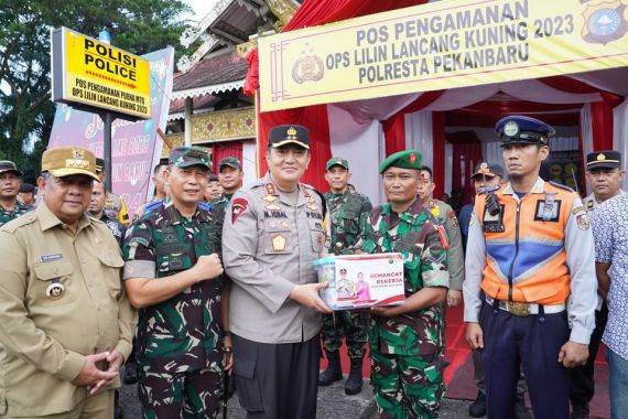 Irjen Iqbal dan Gubri Sudah Mengecek Gereja dan Pengamanan Natal di Pekanbaru - JPNN.COM