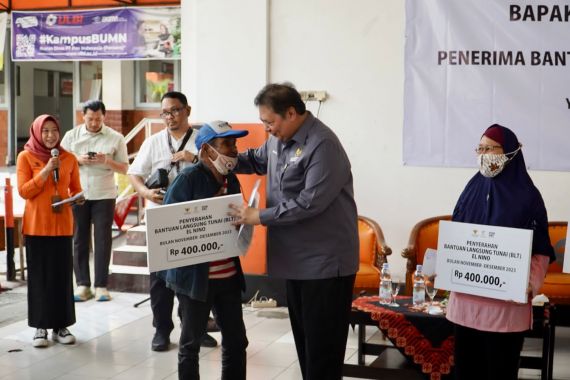 Atasi Dampak El Nino, Menko Airlangga Salurkan BLT Bagi Kelompok Rentan di Yogyakarta - JPNN.COM