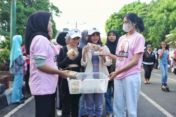 Sukarelawan Ganjar-Mahfud Bagikan Nasi dan Bersihkan Sampah di CFD Kota Mataram - JPNN.COM