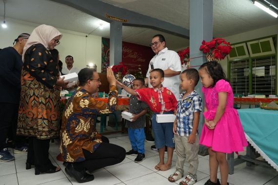 Anies Berbagi Sukacita Malam Natal Bersama Anak-Anak Santo Thomas - JPNN.COM