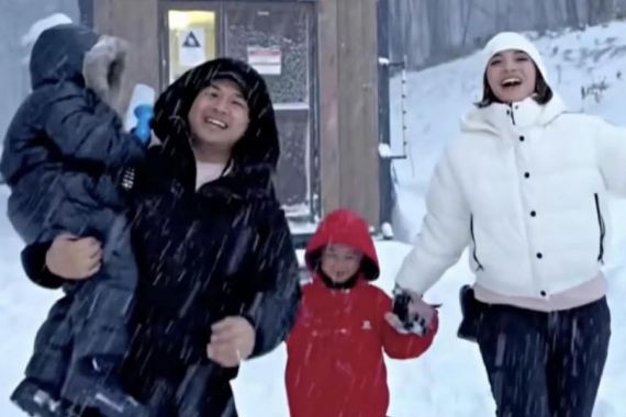 Glenn Alinskie dan Chelsea Olivia Ajak Keluarga Rayakan Natal di Jepang - JPNN.COM