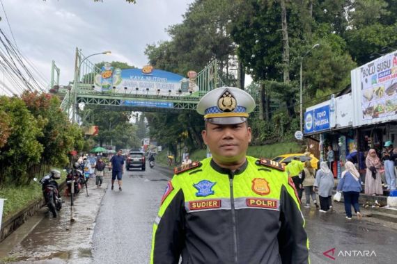 Urai Kepadatan Kendaraan, Polisi Berlakukan One Way di Jalan Bandung-Lembang - JPNN.COM