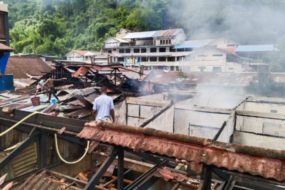 17 Rumah di Asrama Polisi Klofkam Terbakar, Kapolresta Jayapura Buka Suara - JPNN.COM