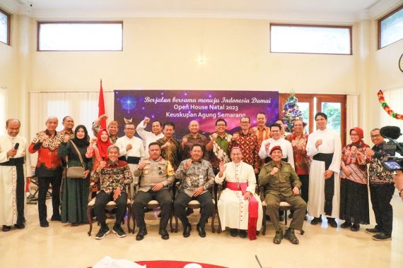 Kunjungi Keuskupan Agung Semarang, Pj Gubernur Jateng Nana Sudjana Sampaikan Pesan Damai dan Kasih - JPNN.COM