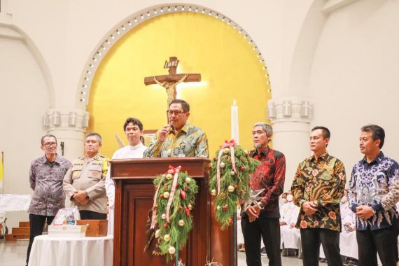Kunjungi Dua Gereja, Pj Gubernur Jateng: Ibadah Misa Natal Berjalan Lancar - JPNN.COM