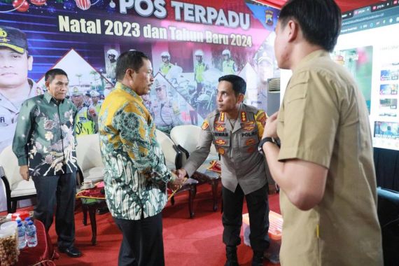 Tinjau Pos Terpadu Simpanglima, Nana Sudjana Pastikan Jawa Tengah Kondusif - JPNN.COM