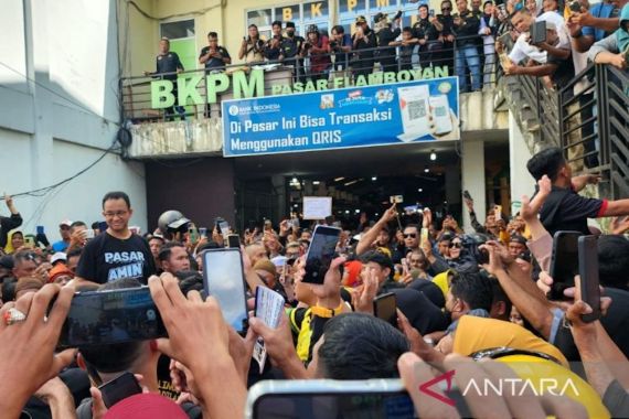 Berdialog dengan Pedagang Pasar Flamboyan Pontianak, Anies Menggaungkan Program Bansos Plus - JPNN.COM