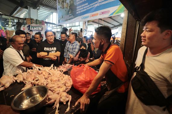 Blusukan di Pasar Flamboyan Pontianak, Anies Dengar Keluhan Pedagang dan Konsumen - JPNN.COM