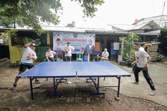 Warga Tangsel Antusias Menyambut Bantuan Alat Tenis Meja dari Gardu Ganjar - JPNN.COM