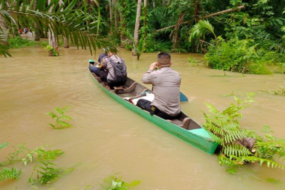 Demi Pemilu Damai, Anak Buah AKBP Dody Wirawijaya Tempuh Jalan Berlumpur Hingga Banjir - JPNN.COM
