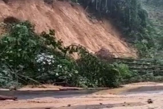 Lintas Riau-Sumbar Putus Karena Longsor dan Banjir, Ini Jalan Alternatifnya - JPNN.COM