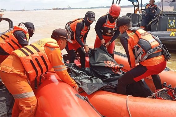 Tabrakan Kapal di Sungai Musi, Nakhoda yang Tenggelam Ditemukan Meninggal Dunia - JPNN.COM