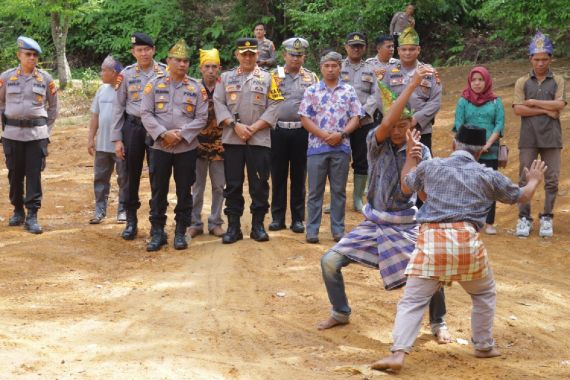AKBP Dody Telusuri Hutan Rimba Riau, Bawa Kabar Gembira untuk Anak-Anak Suku Pedalaman - JPNN.COM