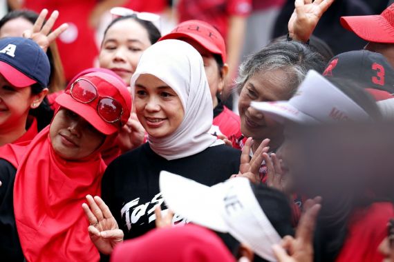 Ikut Senam Sicita & Rambut Putih, Atikoh Ganjar Malah Dikerubuti Ibu-Ibu - JPNN.COM